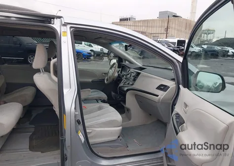 2011 Toyota Sienna Le V6 z USA, uszkodzony, nr VIN 5TDKK3DC5BS089489